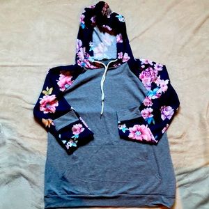 NWOT Floral contrast hoodie, super cute! Size 2XL